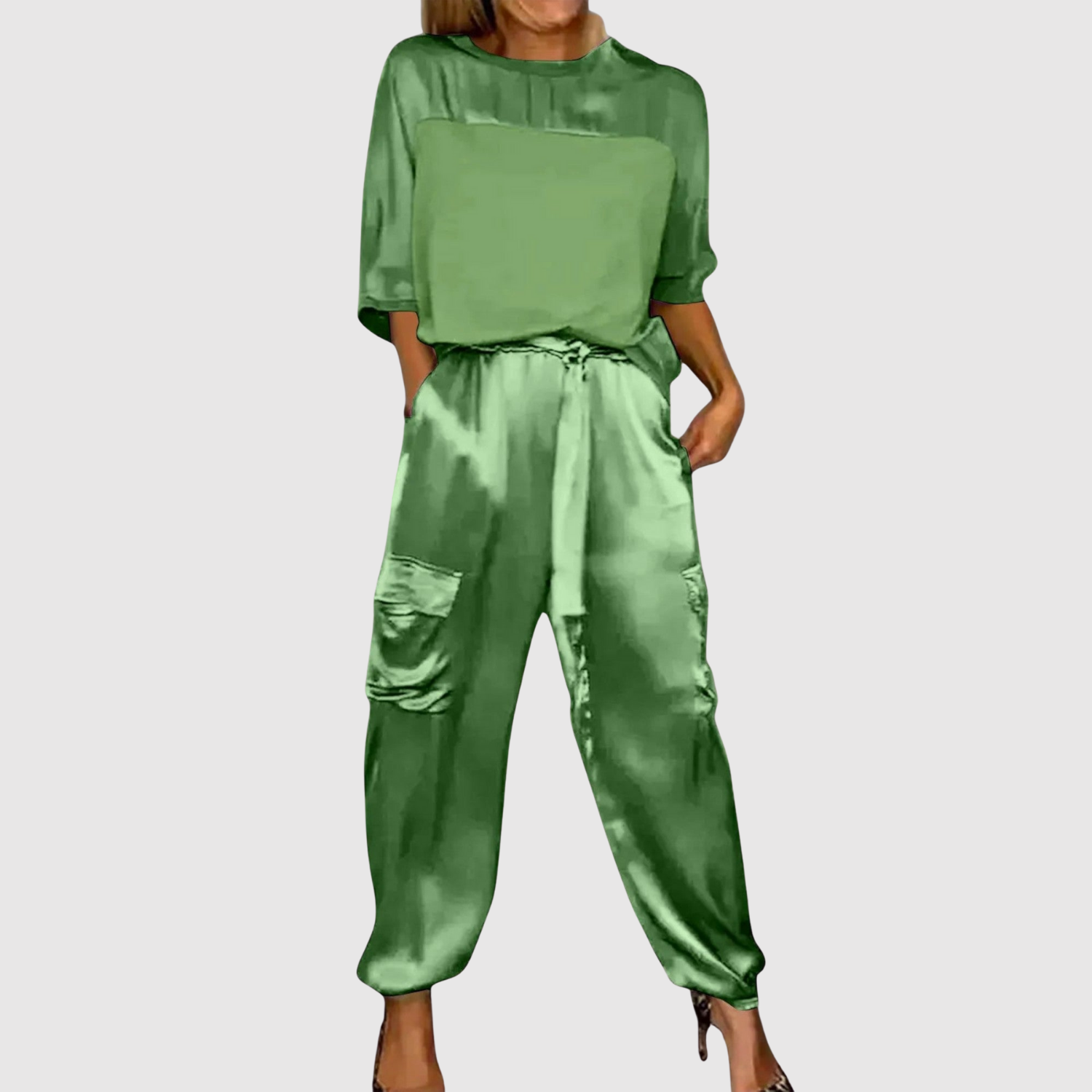 Inès – Ensemble en satin avec un éclat élégant