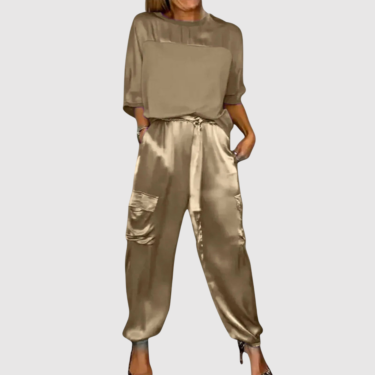 Inès – Ensemble en satin avec un éclat élégant