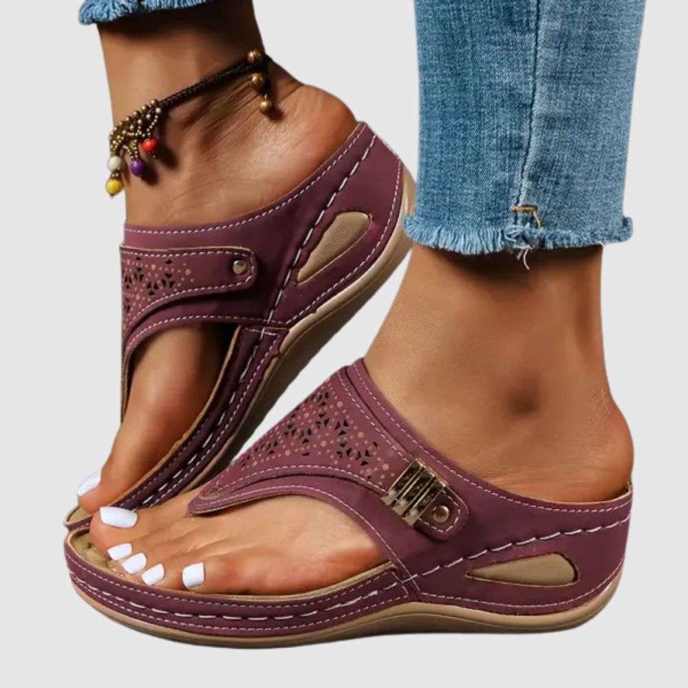 Anna – Sandales orthopédiques plates à design perforé élégant