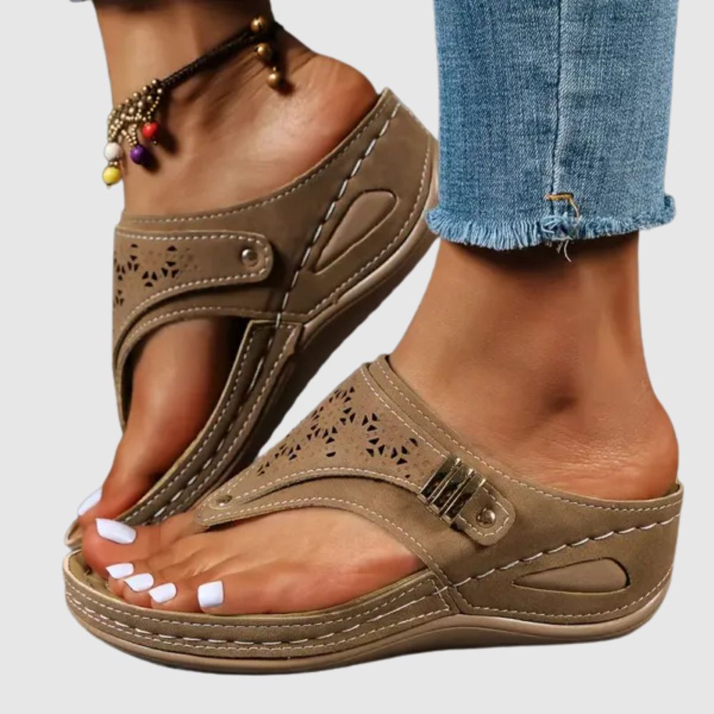 Anna – Sandales orthopédiques plates à design perforé élégant