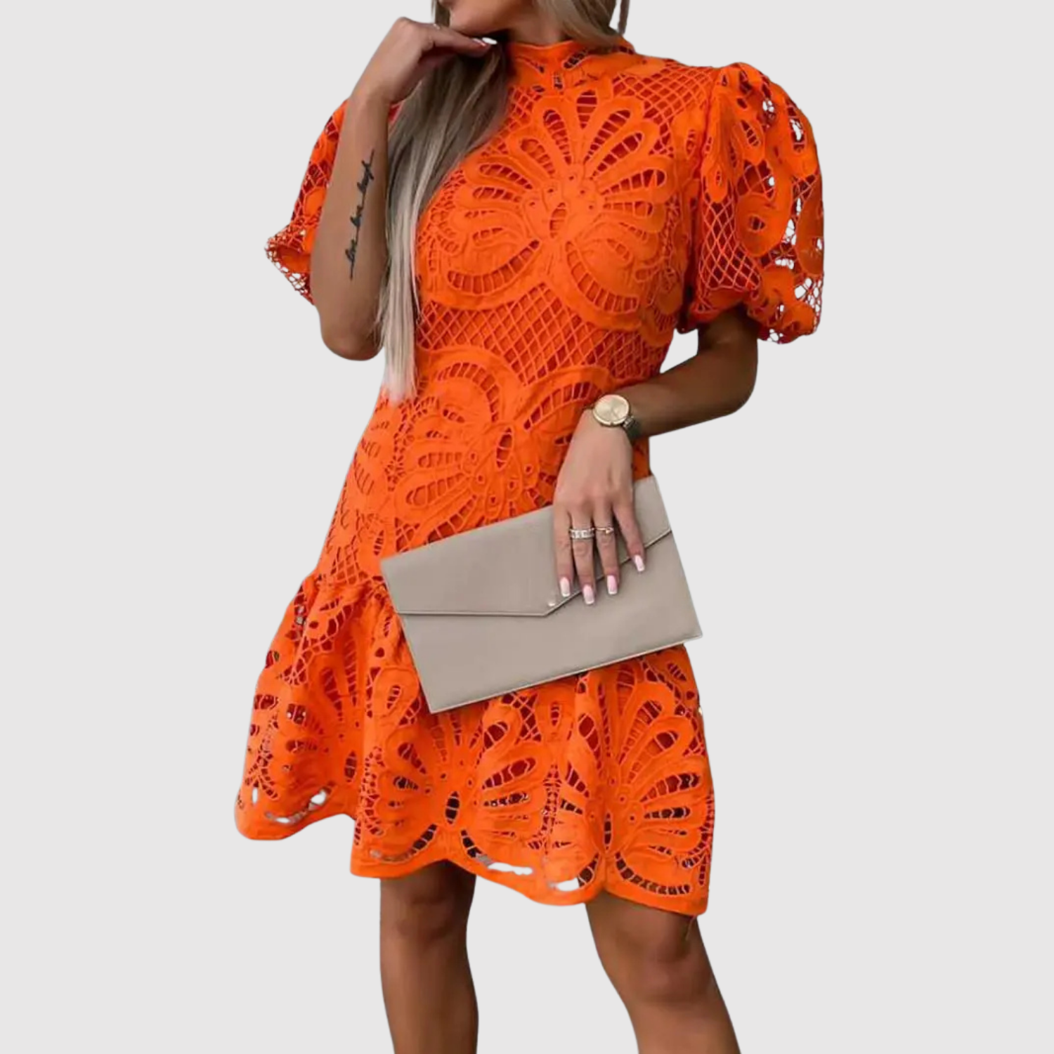 Léna – Robes courtes en dentelle avec des détails élégants