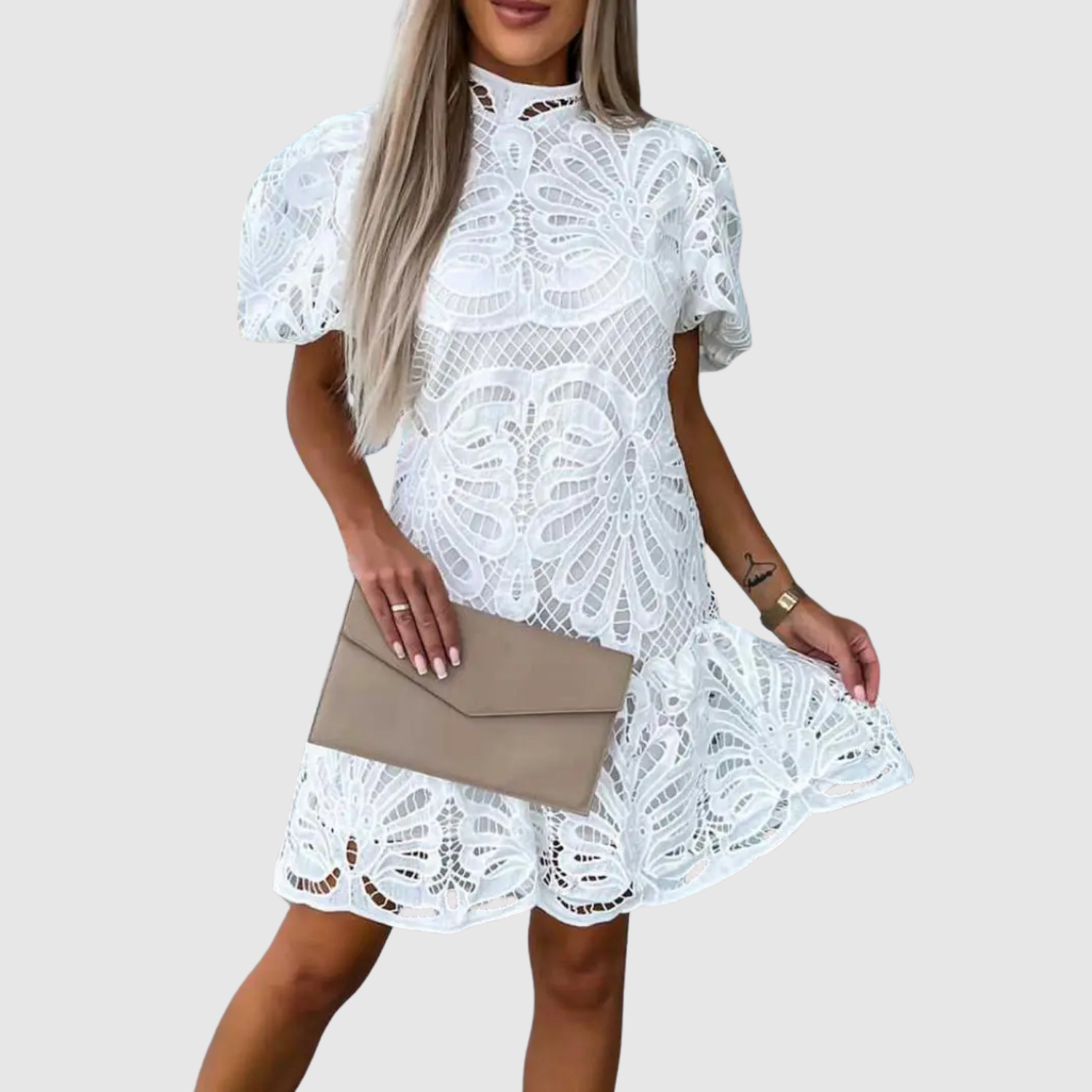 Léna – Robes courtes en dentelle avec des détails élégants